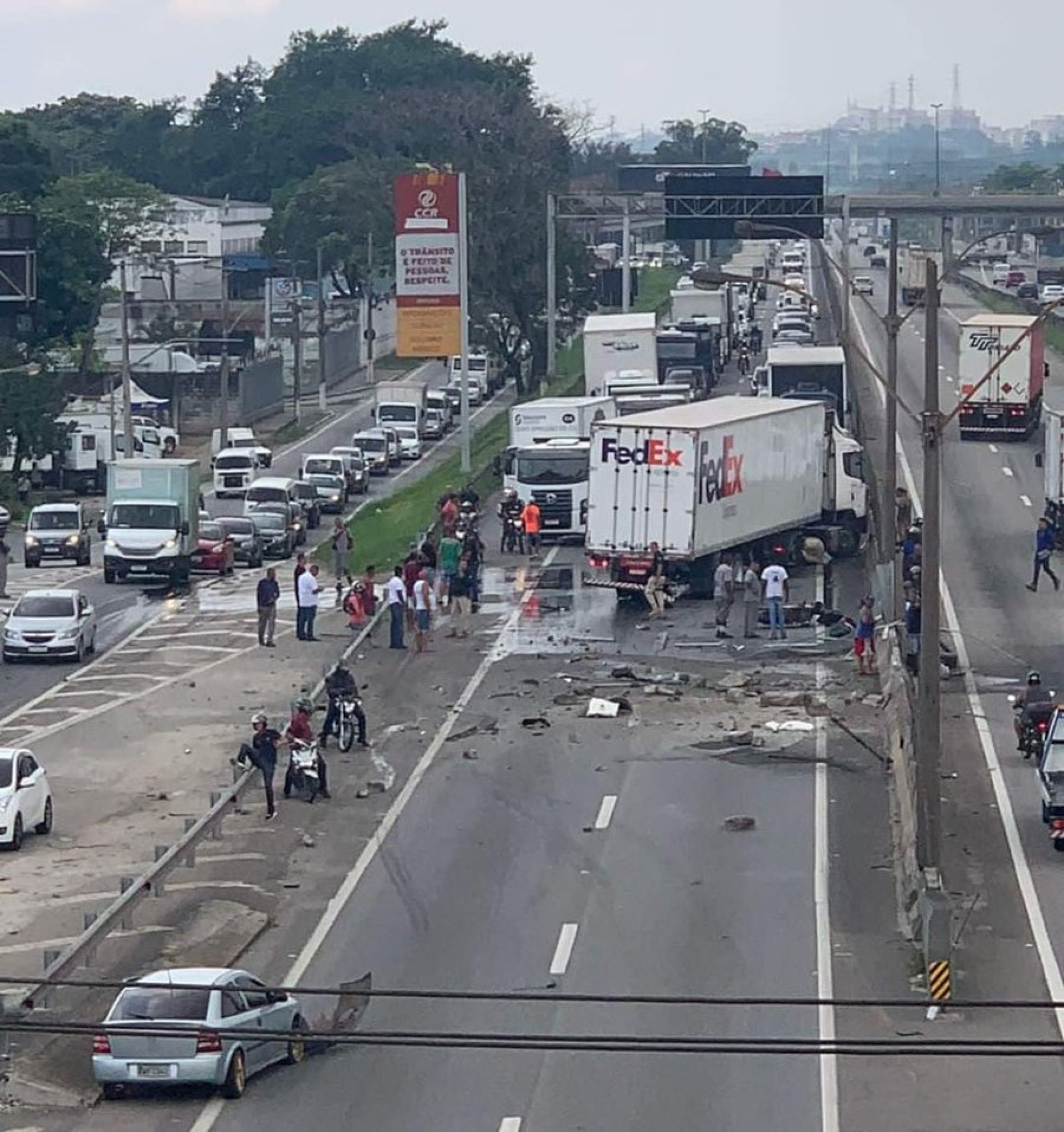 Acidente Deixa Duas Pessoas Feridas Na Rodovia Presidente Dutra Mh Geral