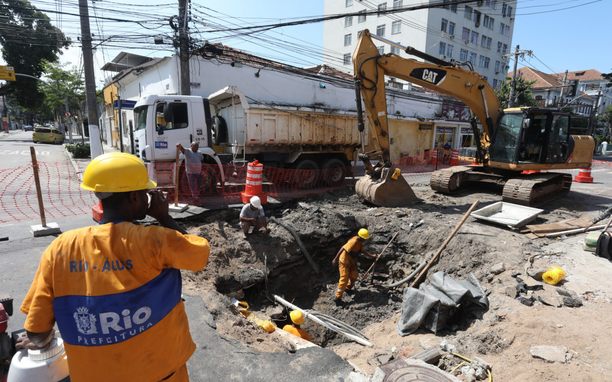 Cratera aberta em rua do Méier após chuvas complica trânsito na região