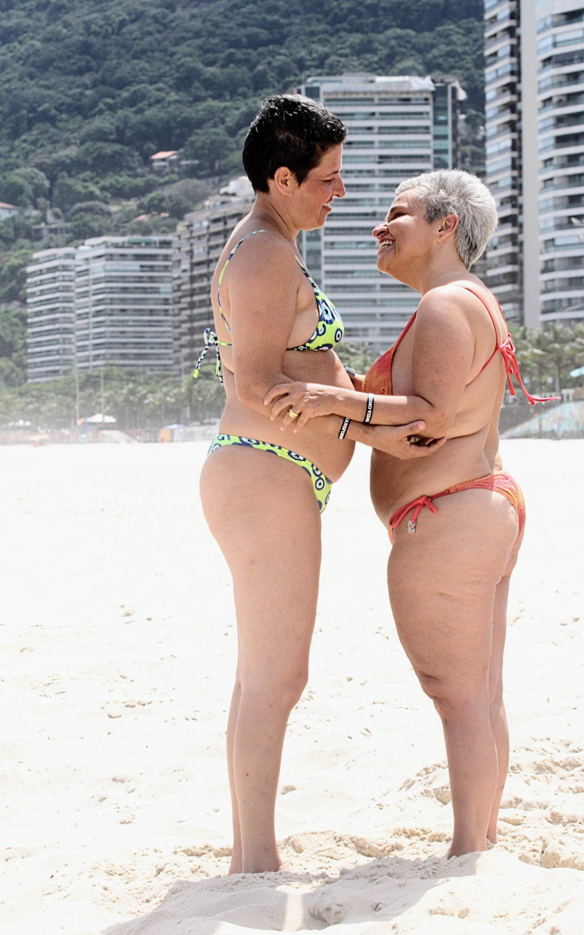 Claudia Rodrigues E Adriane Bonato Namoram Em Praia Do Rio