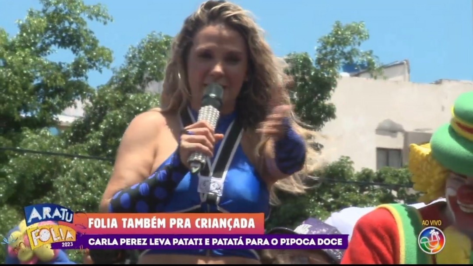 Carla Perez Se Fantasia De Loira Do Tchan Para Trio Infantil Em