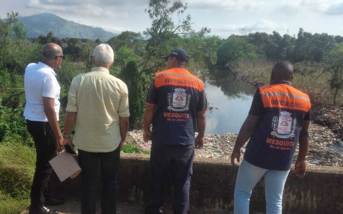 Agentes realizam vistoria na barragem do Gericinó em Mesquita