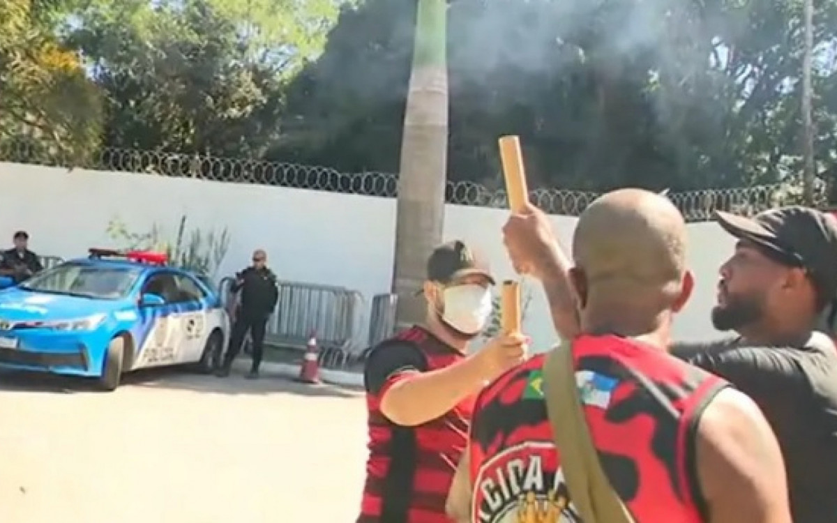 Direito A Pipoca Torcedores Do Flamengo Protestam Na Porta Do