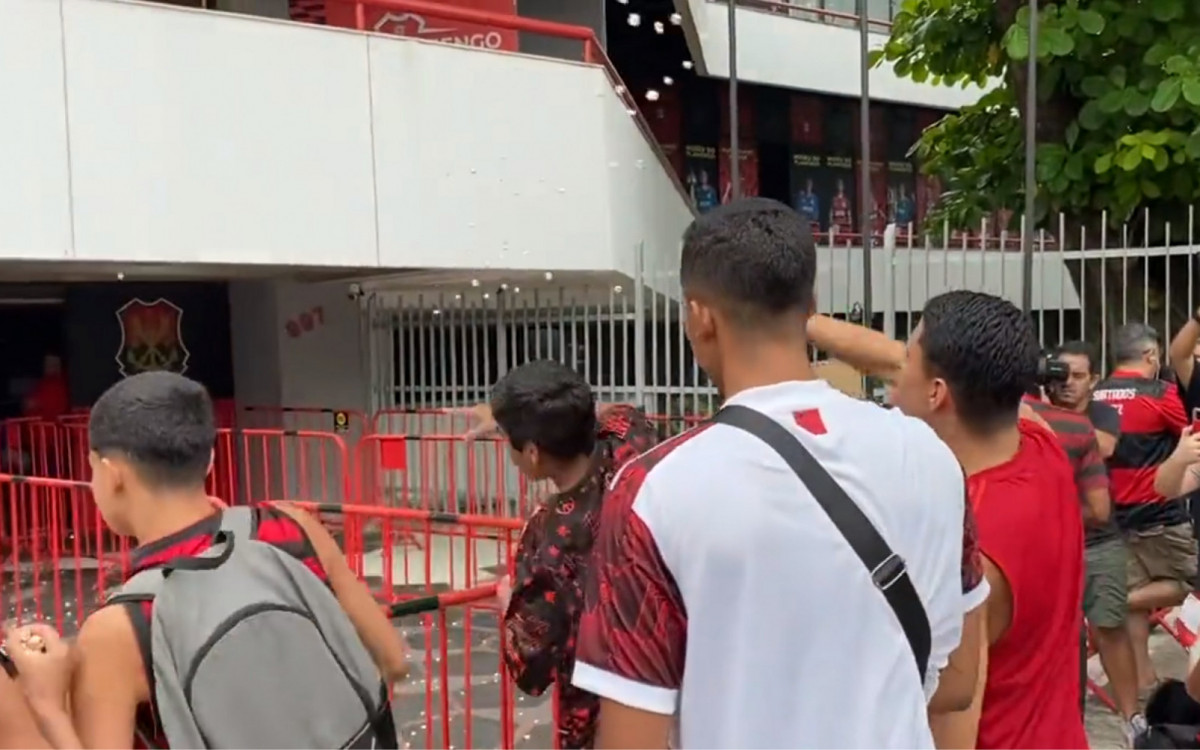 Torcedores Do Flamengo Protestam Na G Vea Contra Diretoria T Cnico E