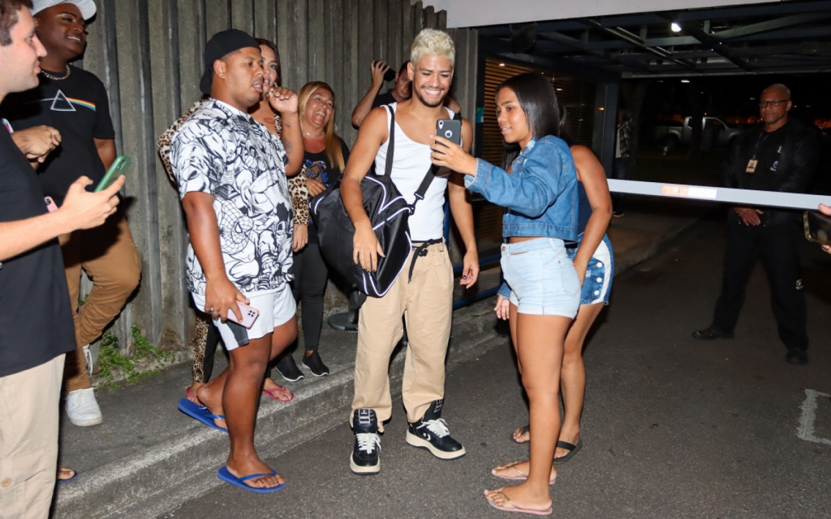 Tadeu Schmidt E Boninho Posam F S Na Porta Da Globo Ap S A Final Do