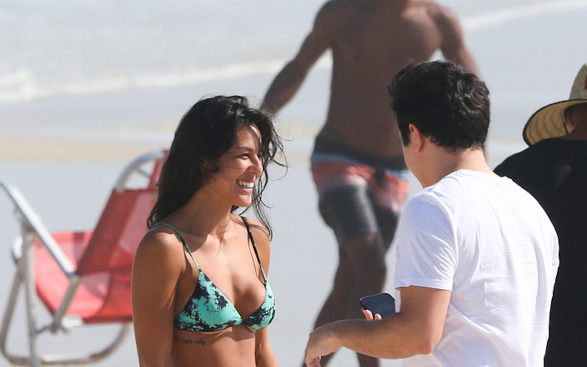 Yanna Lavigne Curte Dia De Sol Em Praia Do Rio