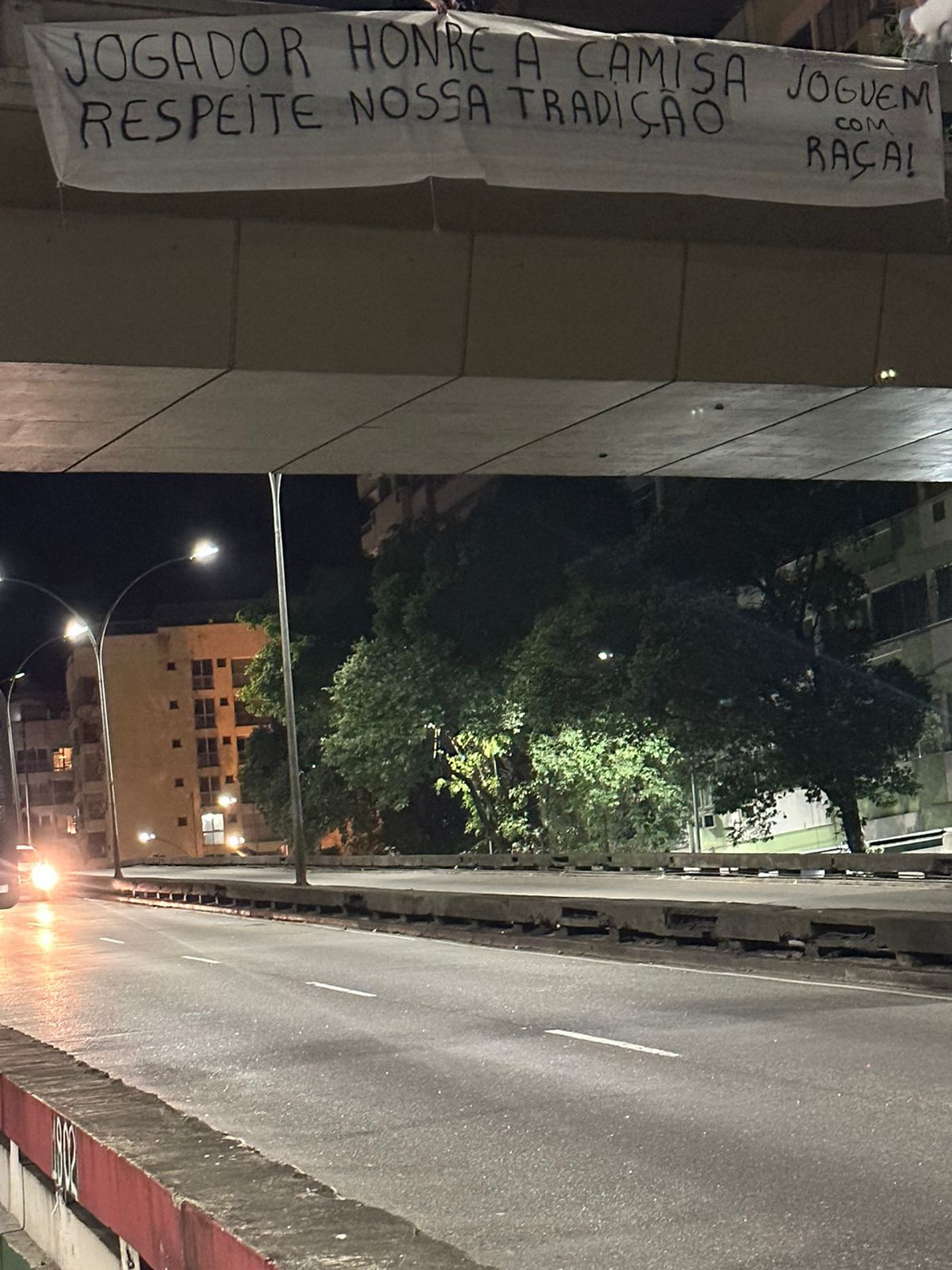 Torcedores Do Fluminense Protestam Cartazes E Faixas Em Laranjeiras