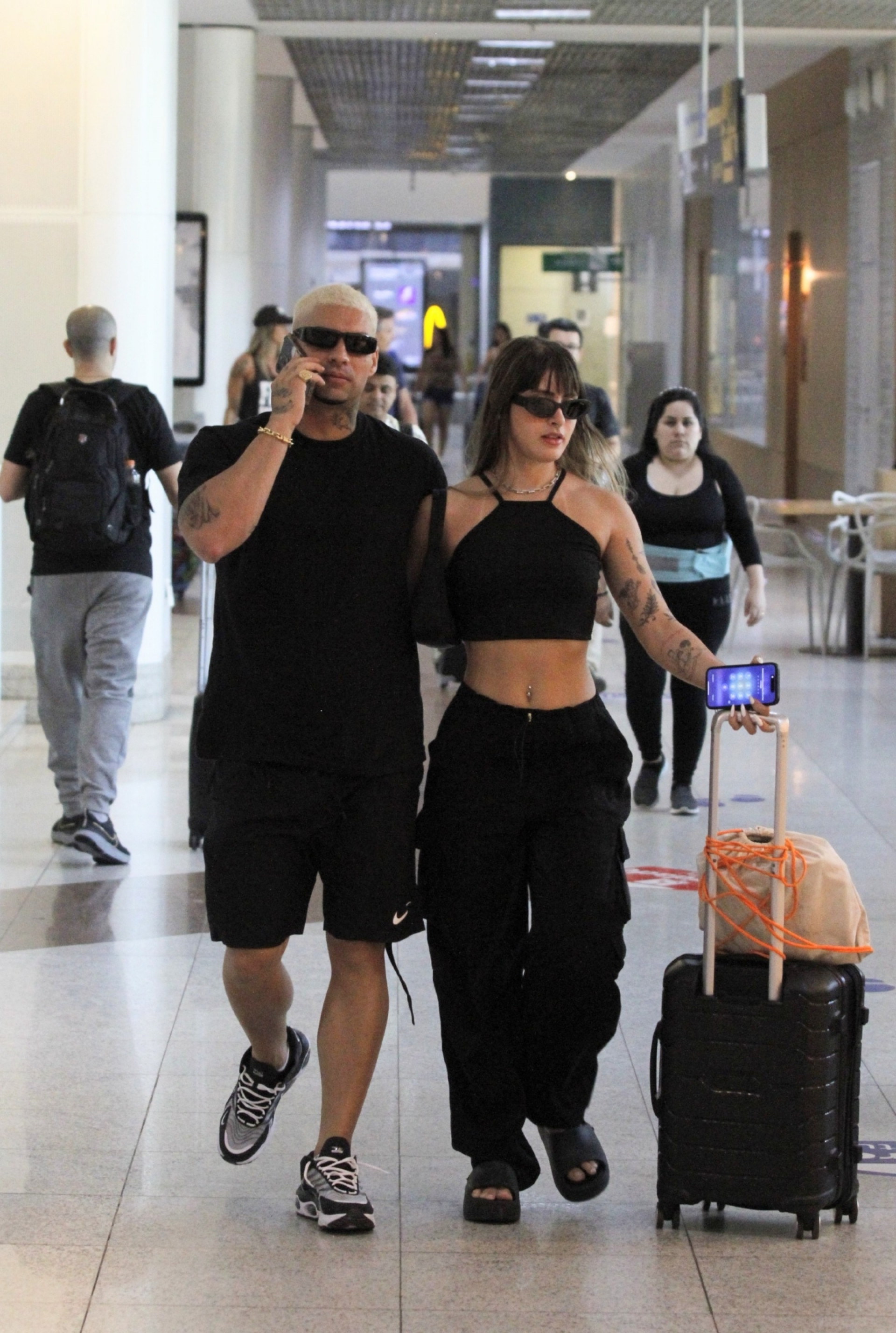 Filipe Ret é fotografado namorada em aeroporto e mão boba chama