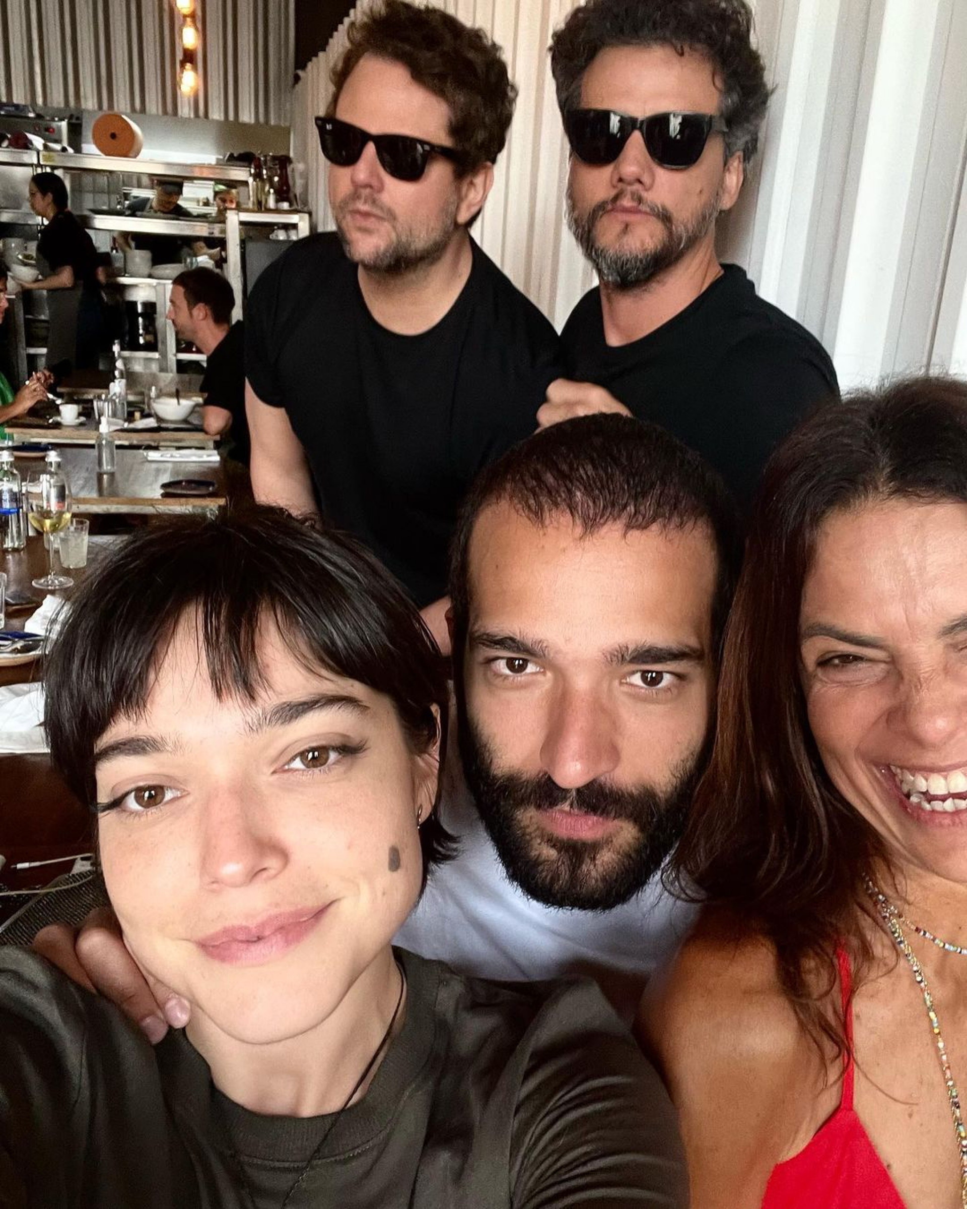 Selton Mello Wagner Moura e Humberto Carrão curtem samba no Centro do