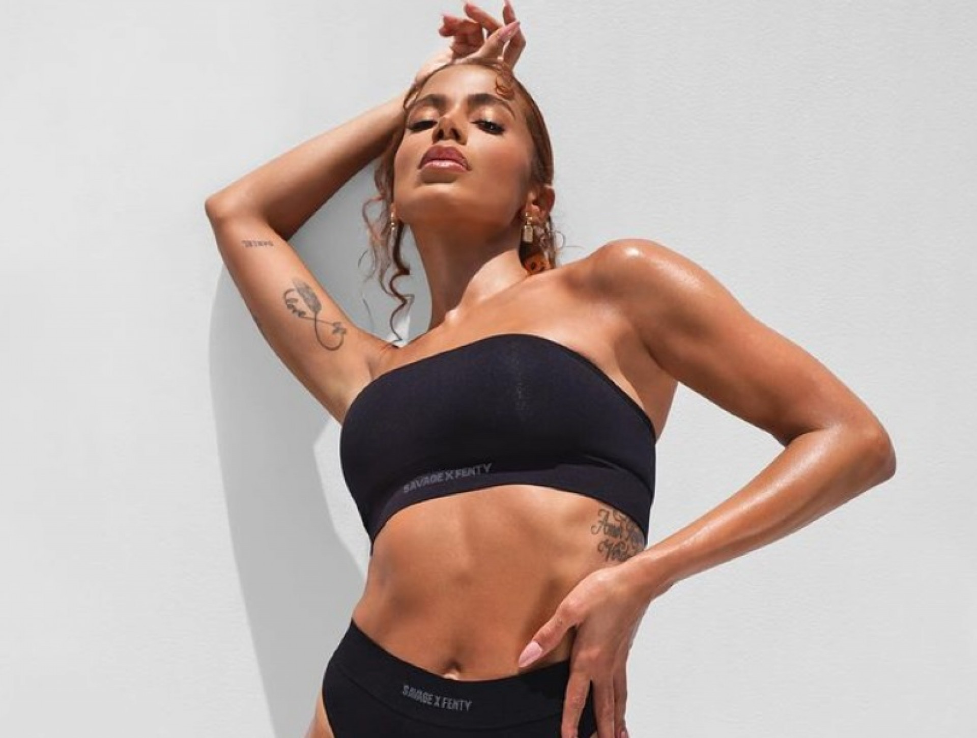 Anitta Exibe Bumbum Ao Posar Para Marca De Lingerie De Rihanna