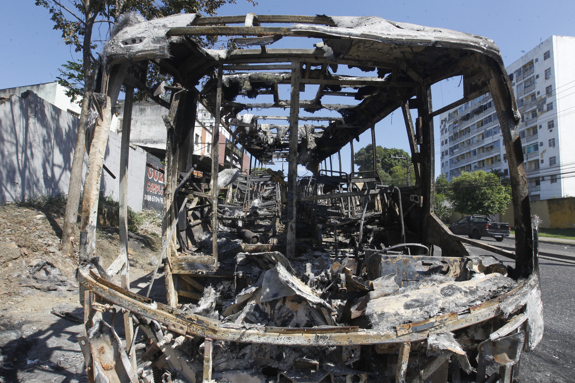 Disque Denúncia pede informações sobre dupla que incendiou ônibus