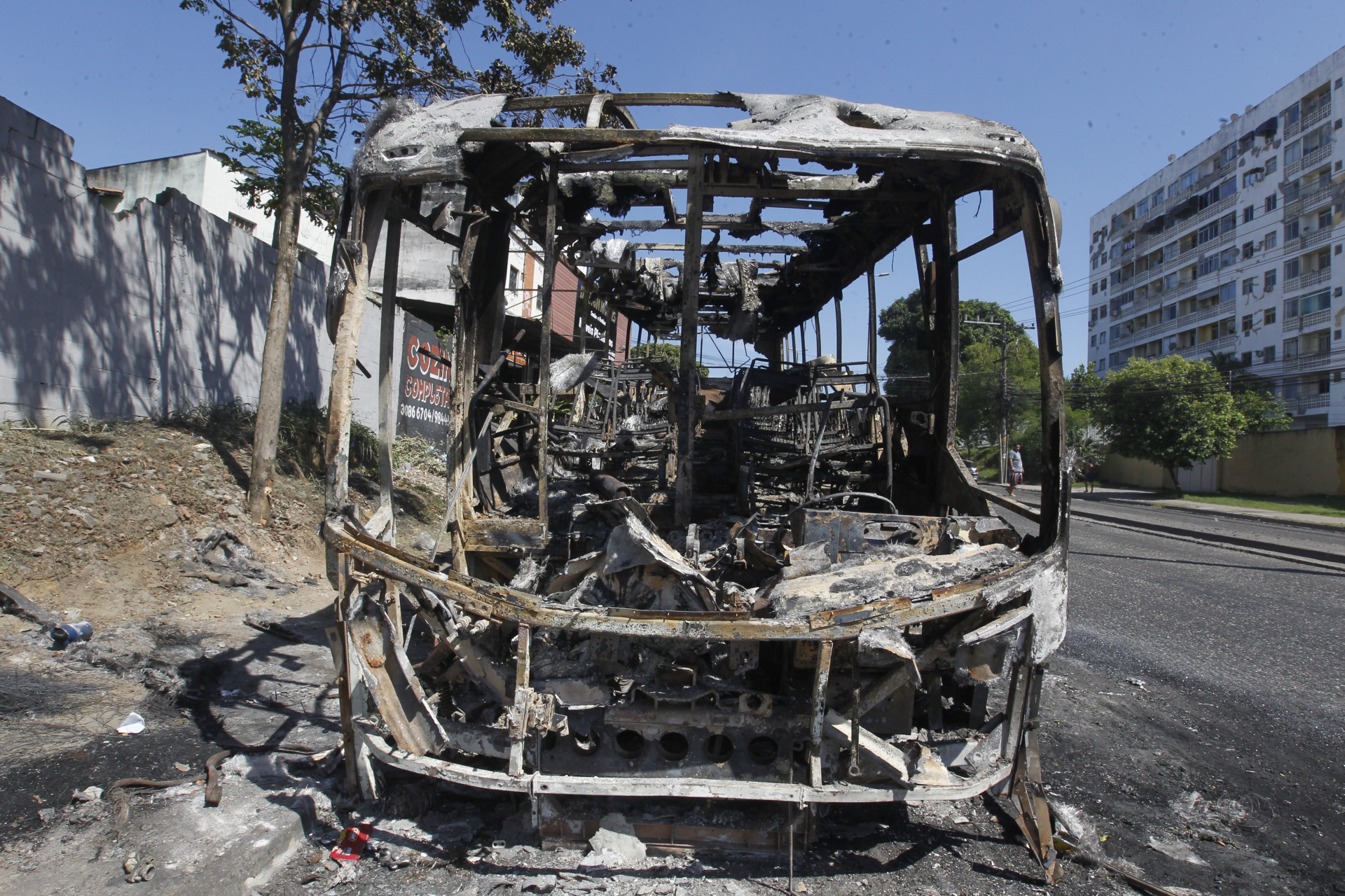 Disque Denúncia pede informações sobre dupla que incendiou ônibus