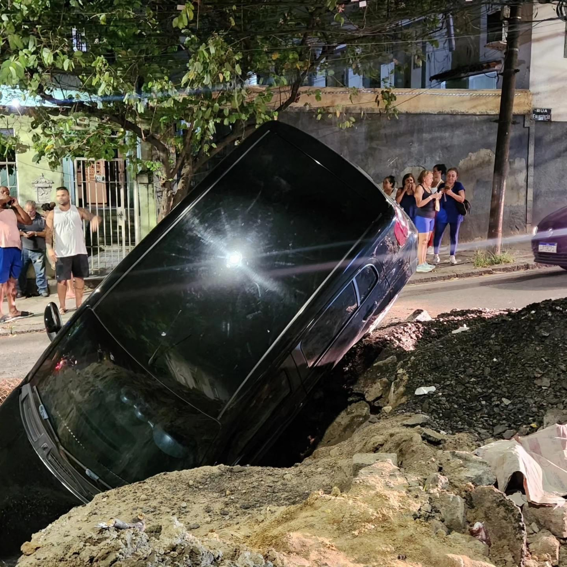 Carro Cai Em Buraco De Obra Da Prefeitura Na Zona Norte Rio De