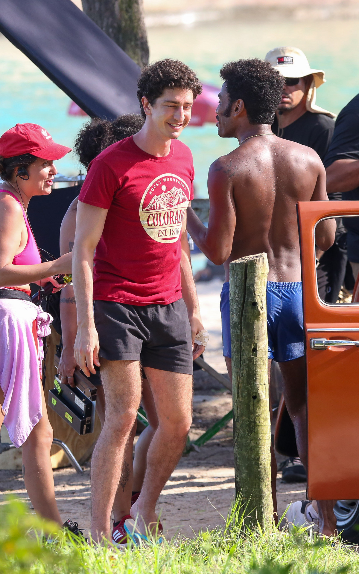 Ícaro Silva e Johny Massaro trocam beijos em gravação na praia