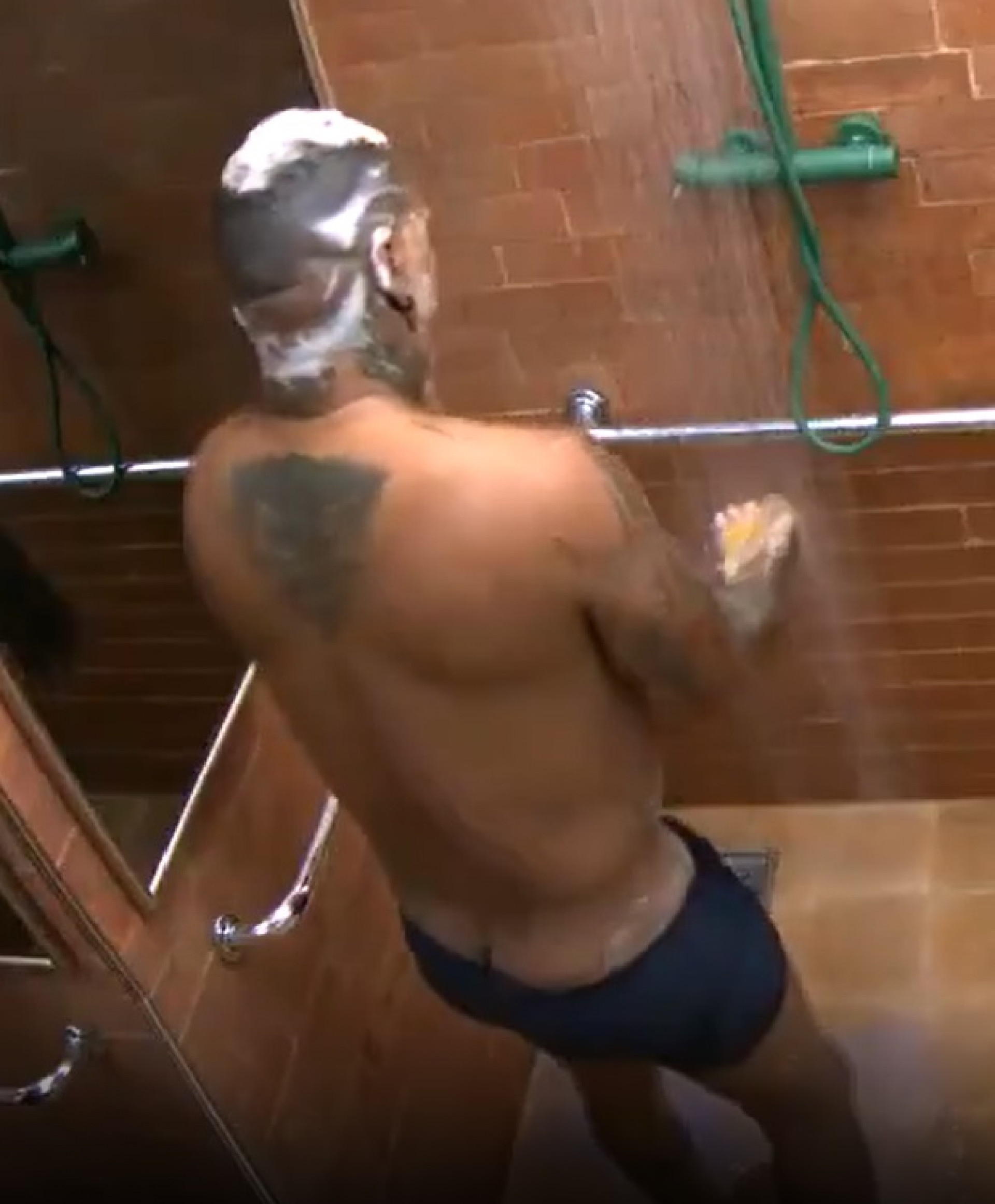 Rodriguinho Mostra Demais Durante Banho E Internautas Comentam Todo