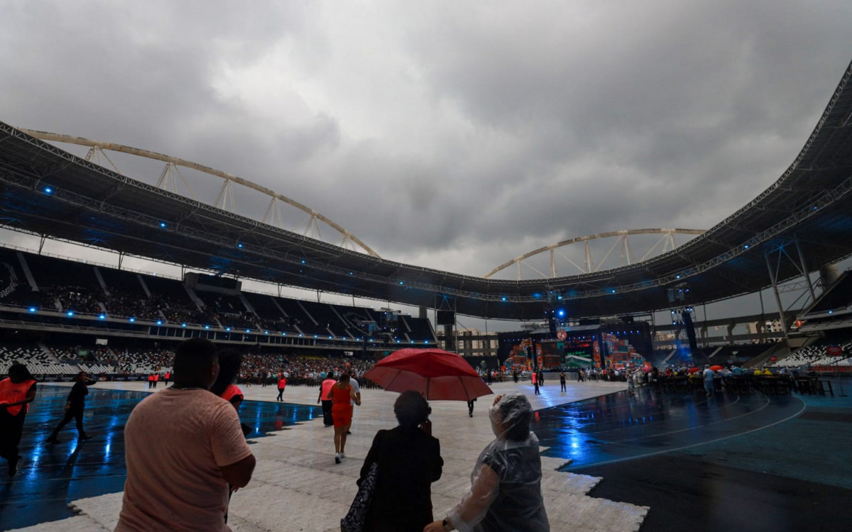 Zeca Pagodinho Comemora 40 Anos De Carreira Debaixo De Forte Chuva No