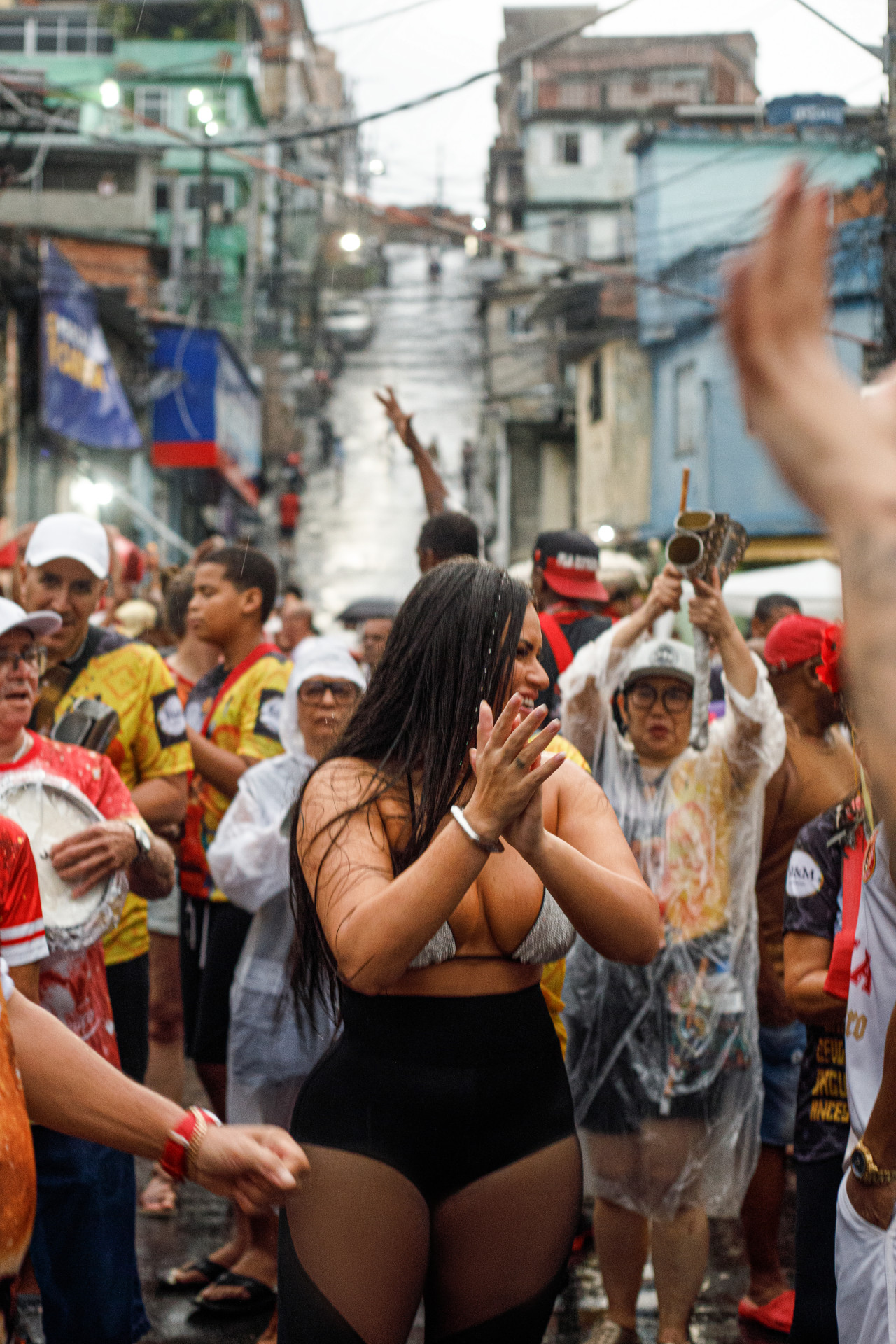 Nathalia Hino Samba Muito Debaixo De Chuva Em Ensaio Da Est Cio De S