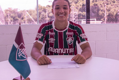 Volante Assina Primeiro Contrato Profissional O Fluminense