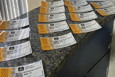 Cambista Preso Durante Venda De Ingressos Para O Desfile Das Campe S