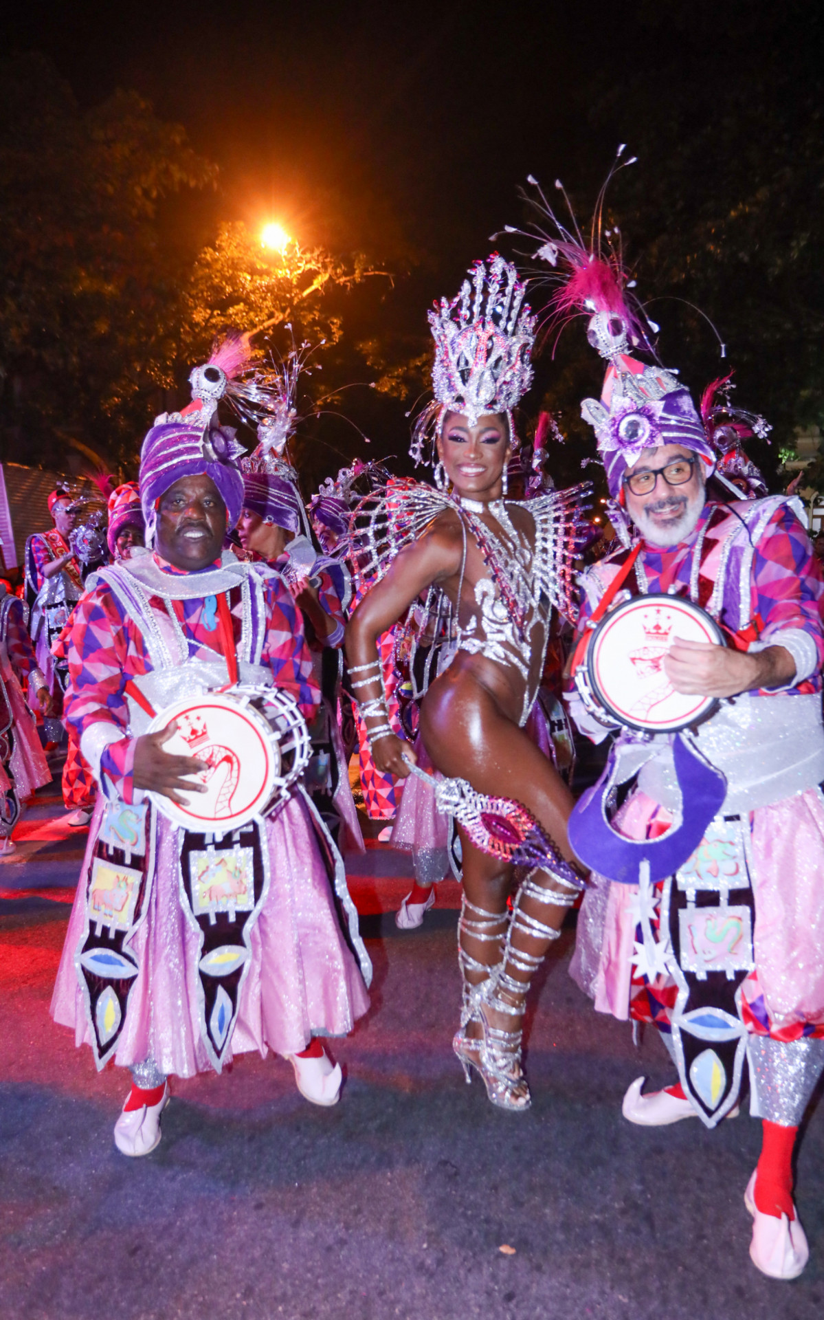 Viradouro promove desfile da vitória em Niterói e reúne multidão O