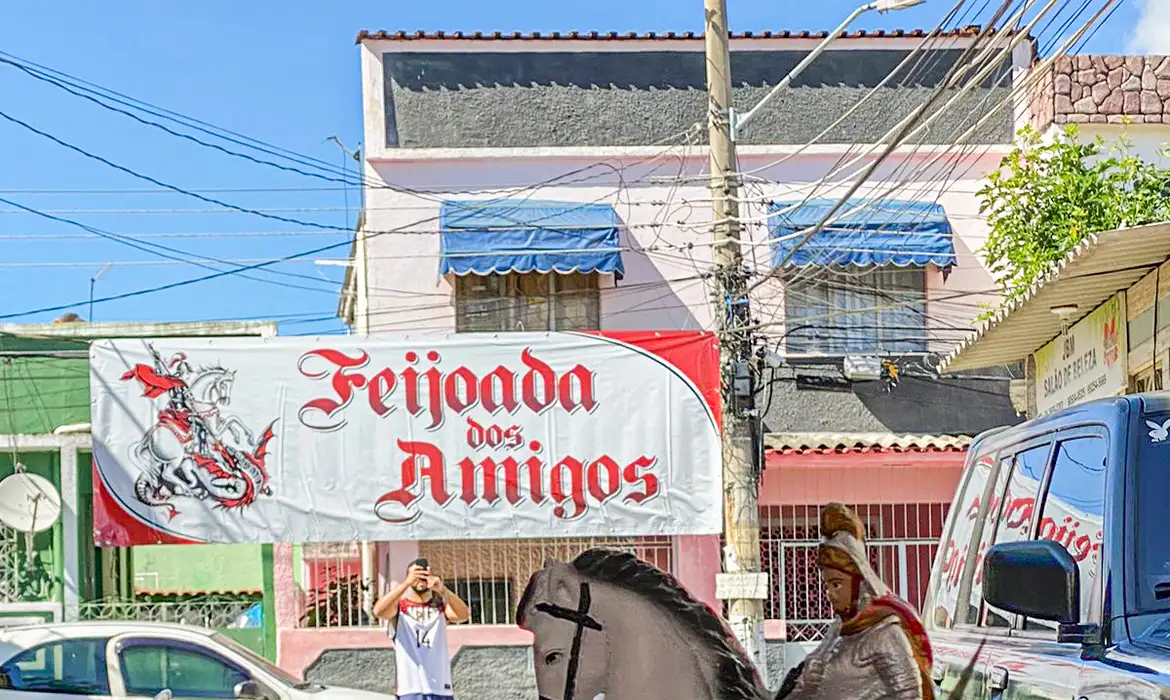 Devotos de São Jorge fazem feijoada no Rio para comemorar dia do santo