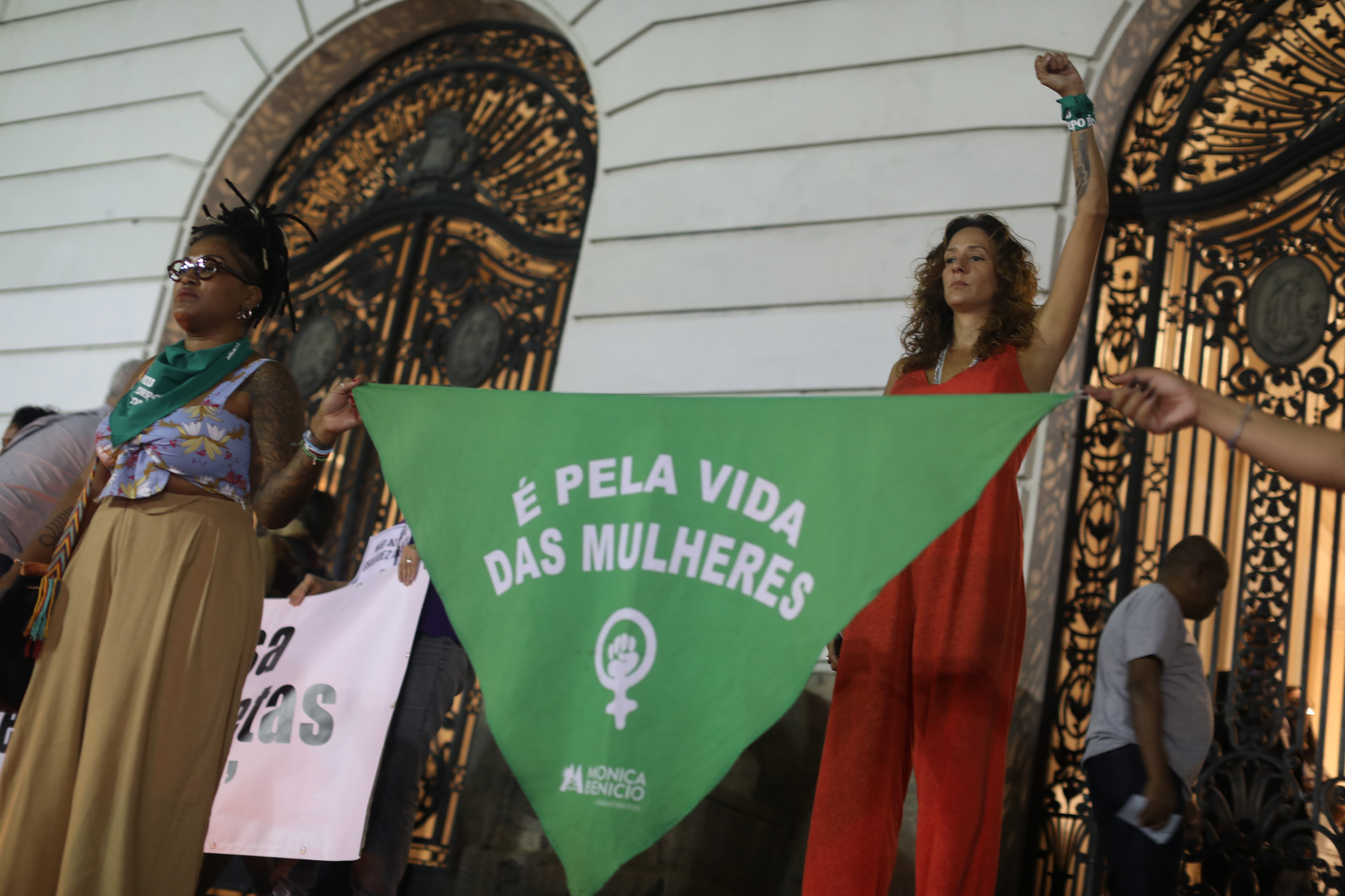 Manifestantes Protestam Na Cinel Ndia Contra Pl Que Equipara Aborto A