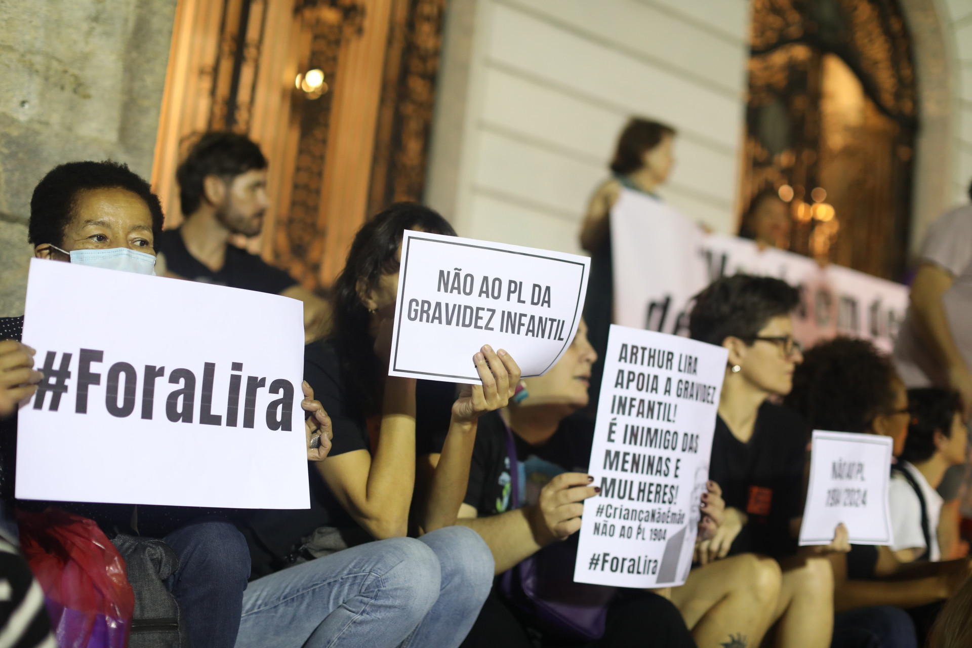 Manifestantes protestam na Cinelândia contra PL que equipara aborto a