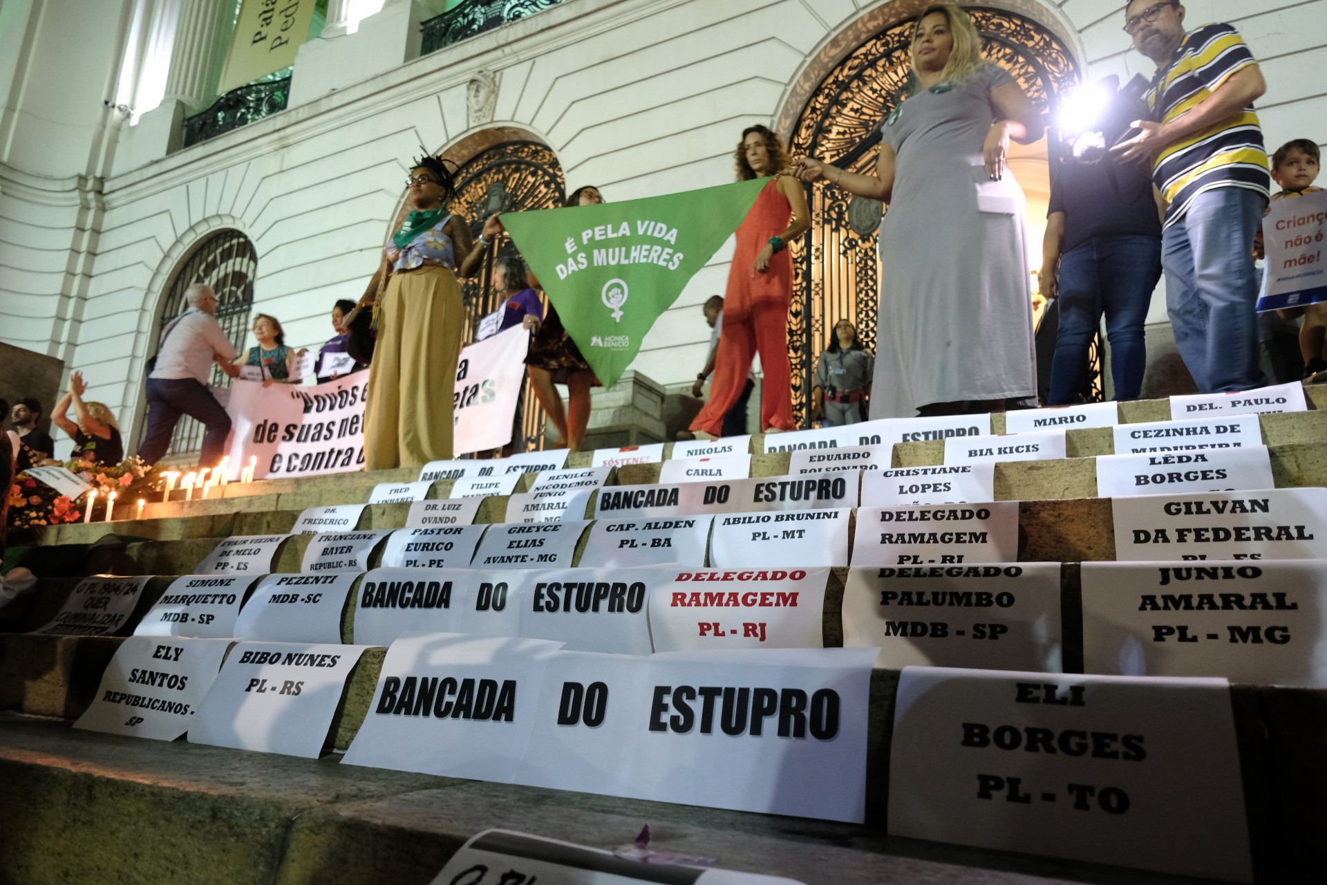 Manifestantes Protestam Na Cinel Ndia Contra Pl Que Equipara Aborto A