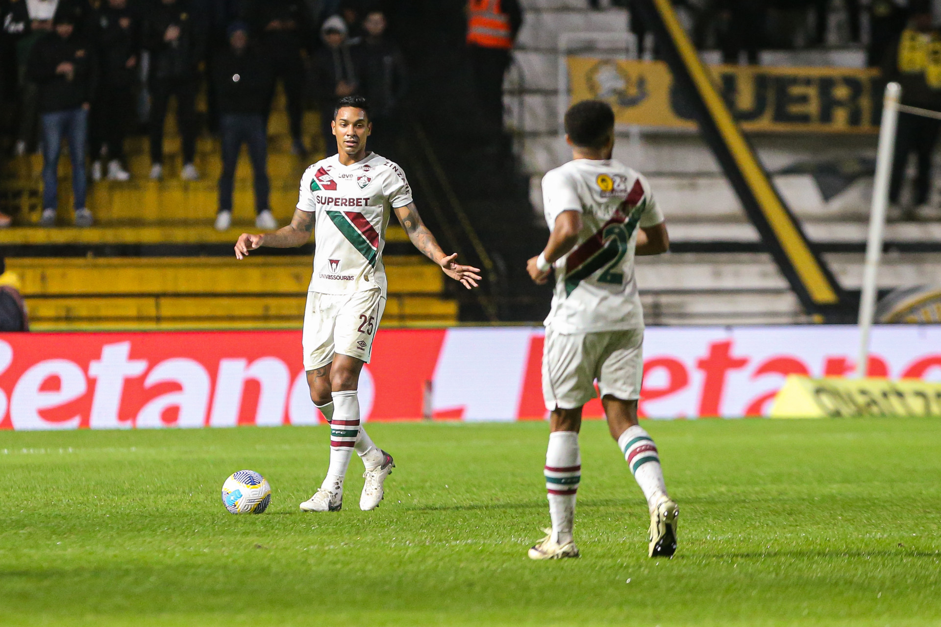 Kauã Elias marca no fim e Fluminense arranca empate o Criciúma