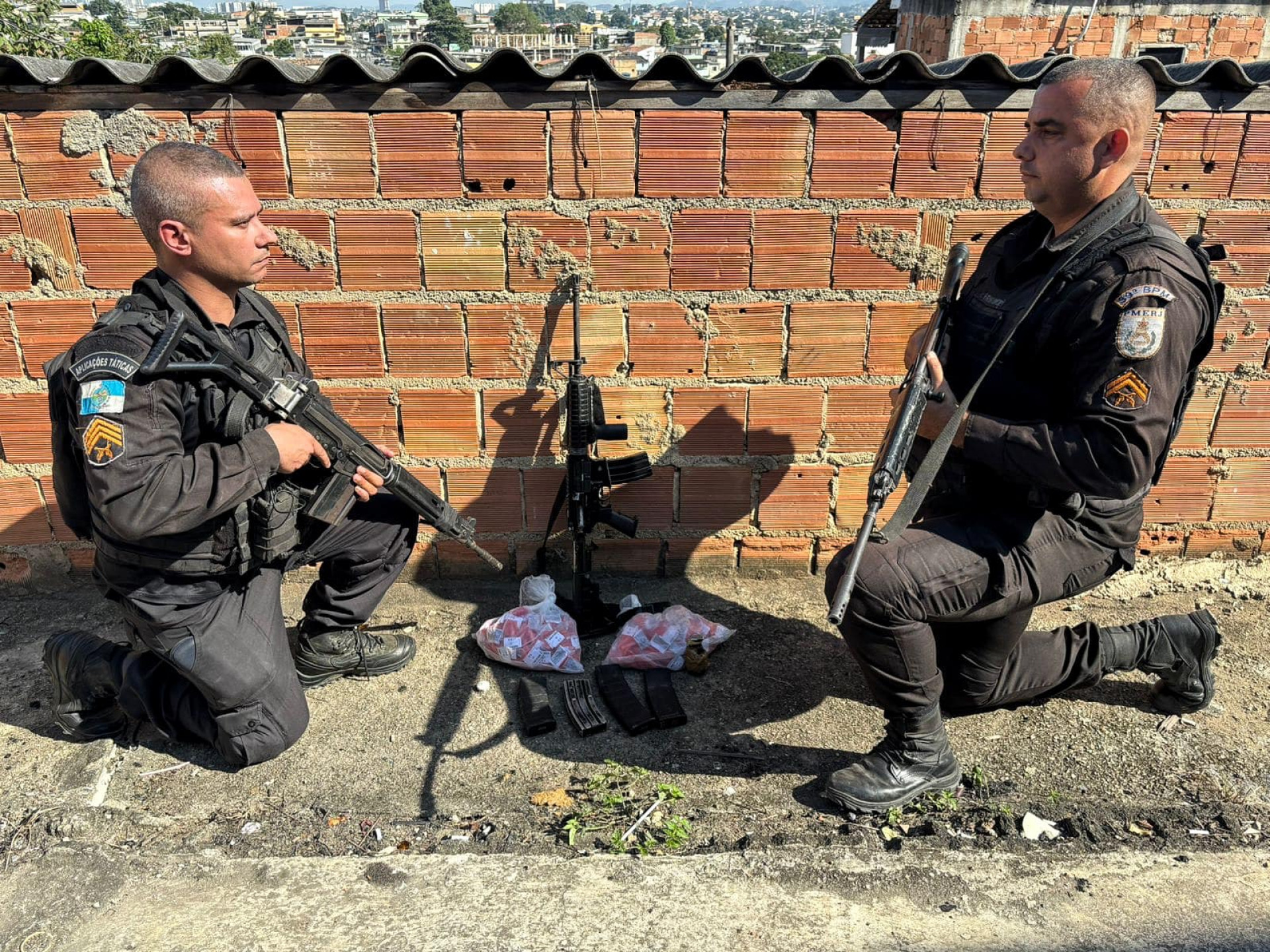 Pm Apreende Fuzil Granada E Drogas Em Opera O No Castelar Em Belford