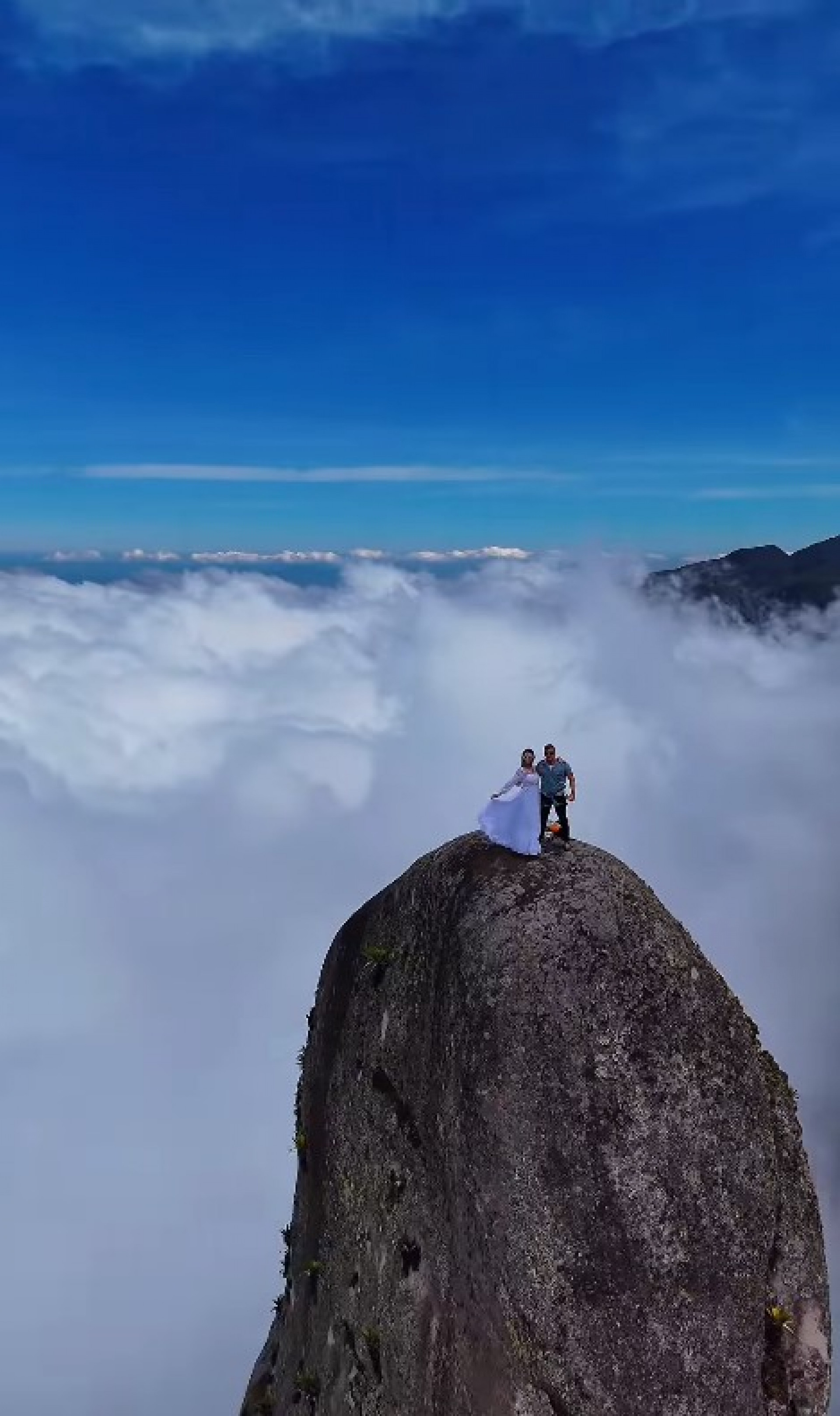 Casal escala pico em Guapimirim para fazer ensaio pré casamento