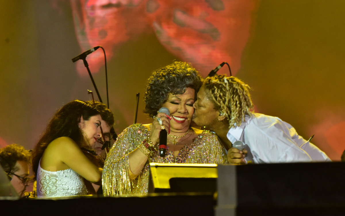 Ao Lado De Orquestra Homenagem Aos 50 Anos De Carreira De Alcione