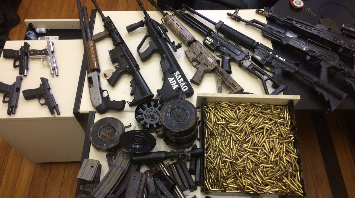 AGÊNCIA DE NOTÍCIAS - PARCEIRO - Policias da 76ª DP do Centro de Niterói com apoio de pms do 12º BPM, apreenderam sete fuzis na rua Drº Luiz Palmier Nº 1001, no bairro Barreto, em Niterói, nesta sexta-feira (04). Foto: Rommel Pinto/Parceiro/Agência O Dia