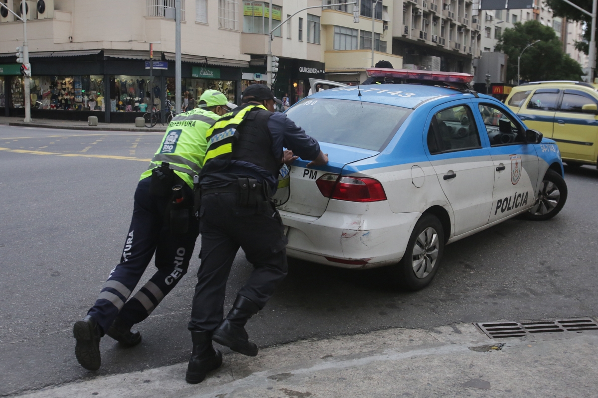 04/08/2017. Na esquina da Avenida Nossa Senhora de Copacabana com Santa Clara, policias militares precisam empurrar a viatura quebrada até um local onde possa ser rebocada. Foto - Daniel Castelo Branco / Agência O Dia