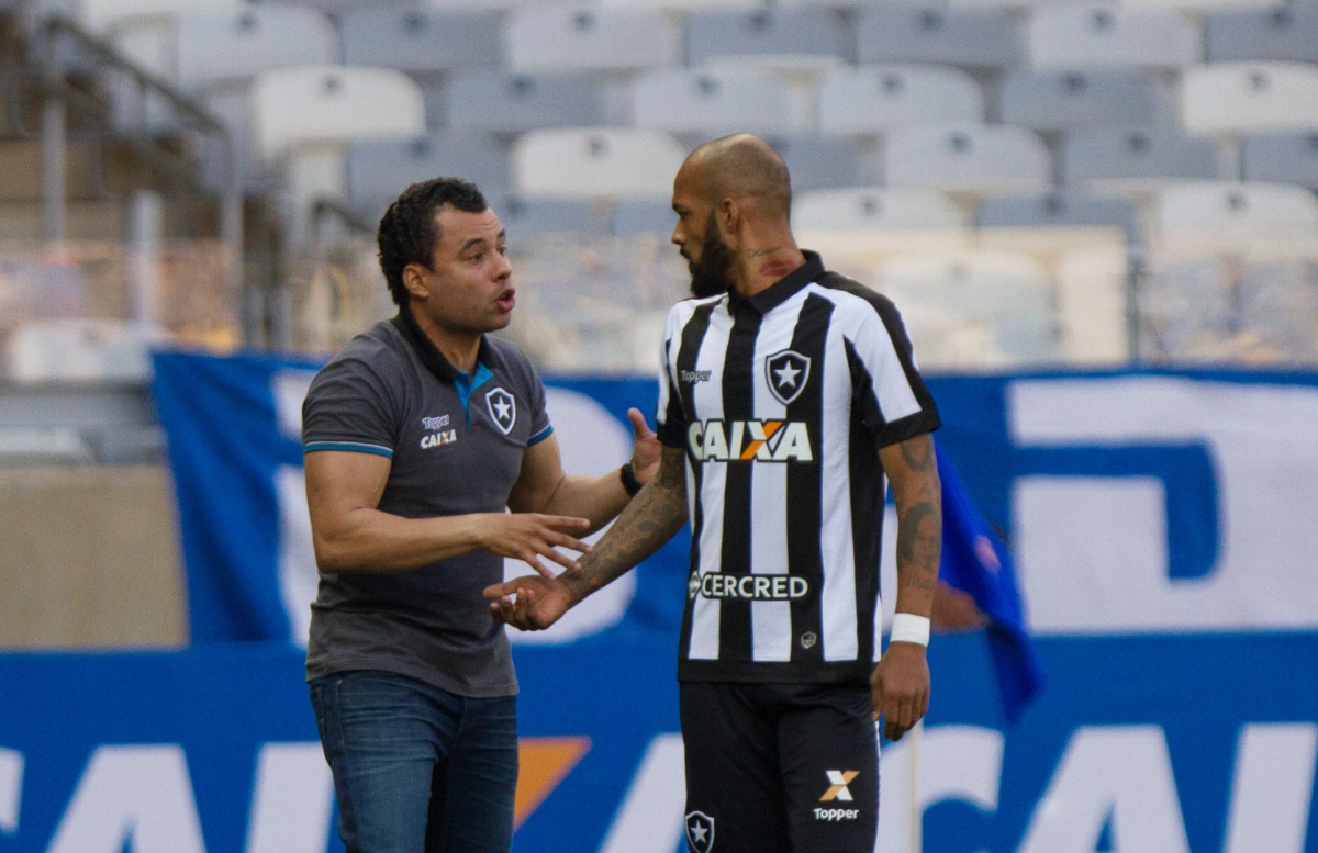 AG&Ecirc;NCIA DE NOT&Iacute;CIAS - PARCEIRO - O jogador Bruno Silva conversa com o t&eacute;cnico Jair Ventura, t&eacute;cnico do Botafogo durante partida contra o Cruzeiro, no est&aacute;dio do Mineir&atilde;o, em Belo Horizonte (MG) v&aacute;lida pela 19&ordf; rodada do Campeonato Brasileiro 2017