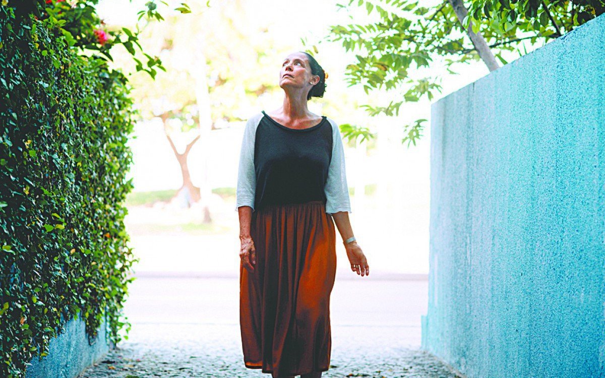 O Canal Brasil vai exibir entre 28 e 31 deste m&ecirc;s uma programa&ccedil;&atilde;o especial com filmes indicados &agrave;s principais categorias do Grande Pr&ecirc;mio do Cinema Brasileiro. Entre tantos, "Aquarius", com Sonia Braga (foto) e dire&ccedil;&atilde;o de  Kleber Mendon&ccedil;a Filho. A 16&ordf; edi&ccedil;&atilde;o do Grande Pr&ecirc;mio, realizado pela Academia Brasileira de Cinema, vai acontecer no dia 5 de setembro, no Theatro Municipal do Rio de Janeiro. - Divulgação