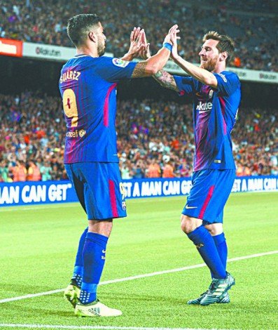 Após fazer o terceiro gol do Barça, Luis Suárez cumprimenta Messi

