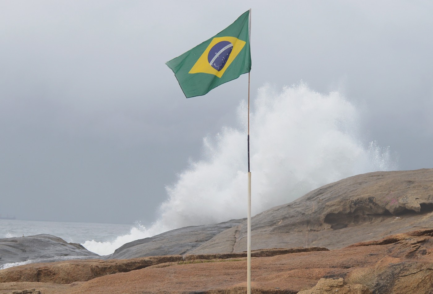 Clima tempo. Mar batendo nas pedras da praia do Diabo na Zona Sul do Rio.  - Sandro Vox / Ag&ecirc;ncia O Dia 
