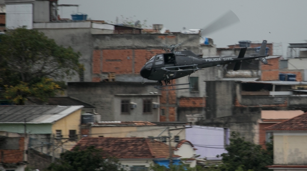 Helic&oacute;ptero da pol&iacute;cia civil sobrevoa a comunidade do Jacarezinho, na Zona Norte do Rio de Janeiro (RJ), nesta ter&ccedil;a-feira (15).