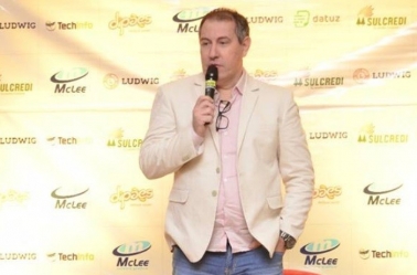 Sobrevivente do desastre, Rafael Henzel lança livro sobre a tragédia da Chape