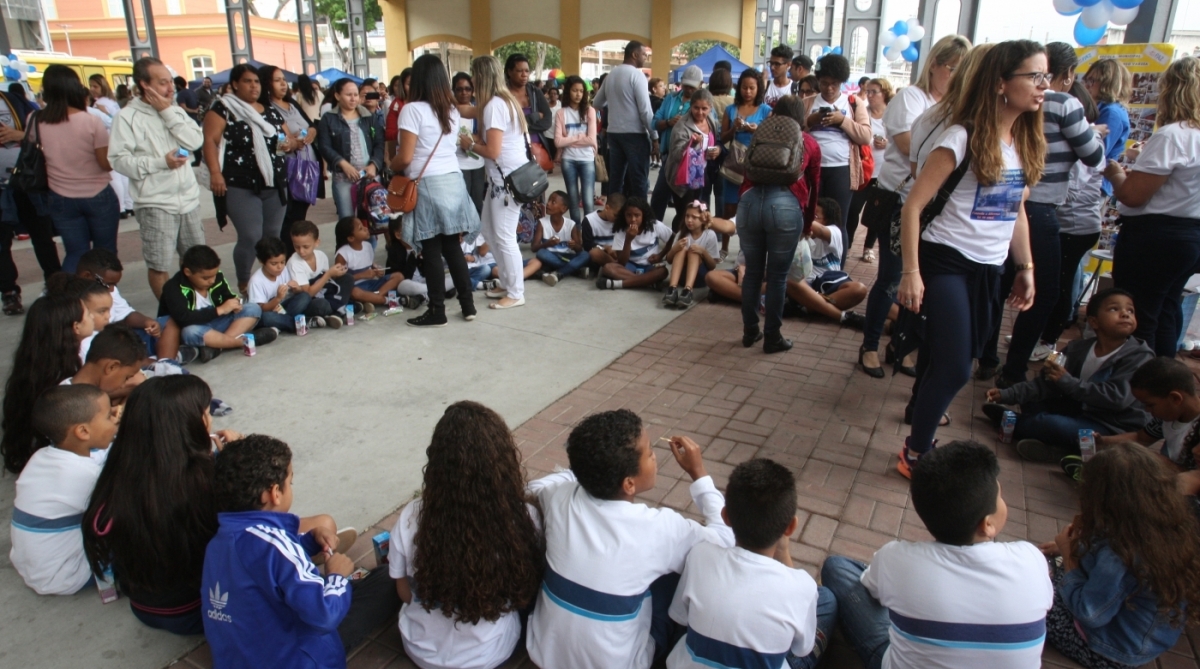Encontro das escolas Municipais do Rio de Janeiro pela paz. Um dos locais foi o pátio externo do Engenhão. - Fotos de Estefan Radovicz 