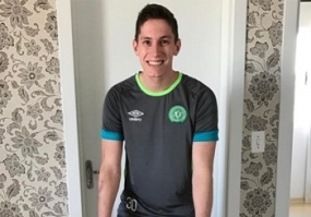 Após fraturas, Jackson Follmann calça tênis pela primeira vez e comemora na Web