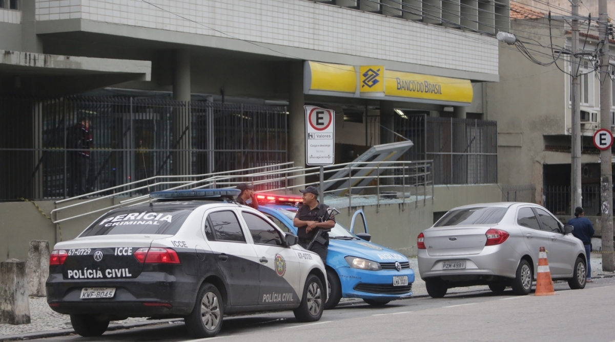 Bandidos explodiram caixas eletrônicos de uma agência do Banco do Brasil, na madrugada desta sexta-feira, no Largo da Abolição, na Abolição, Zona Norte do Rio. De acordo com o 3º BPM (Méier), pelo menos 20 criminosos armados com fuzis participaram do crime. No entanto, os suspeitos conseguiram fugir antes da chegada dos PMs. Segundo a corporação, o local foi preservado para perícia da Polícia Civil. A ocorrência foi encaminhada para 24ª DP (Piedade). Foto - Daniel Castelo Branco / Agência O Dia - Daniel Castelo Branco / Agência O Dia