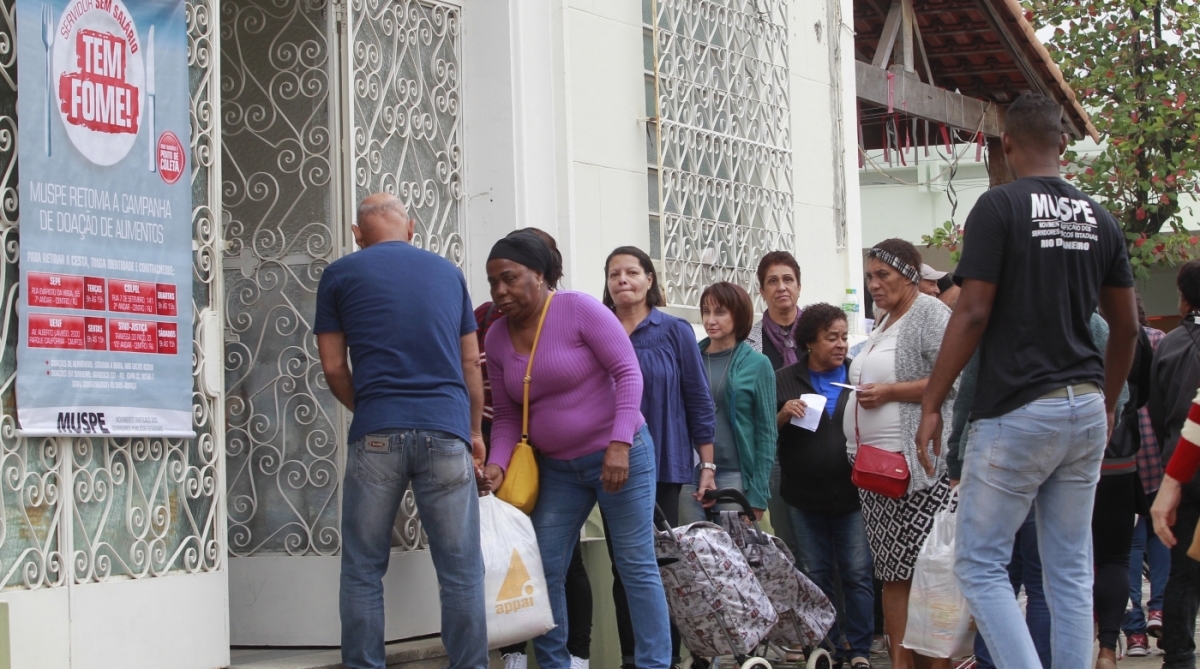 Na manha de hoje, o MUSPE, Movimento Unificado de Servidores Públicos Estaduais, distribuiu cestas básicas para Servidores do Estado em um novo endereço na Avenida Ministro Ary Franco, numero 850, na Igreja de Sao Lourenço, em Bangu. - Maíra Coelho / Agencia O Dia.