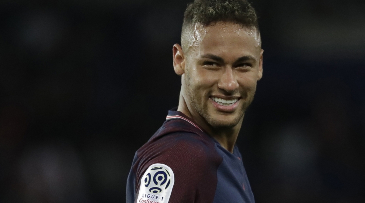 Paris Saint-Germain's Brazilian forward Neymar smiles during the French L1 football match Paris Saint-Germain (PSG) vs Toulouse FC (TFC) at the Parc des Princes stadium in Paris on August 20, 2017. / AFP PHOTO / Thomas SAMSON / ALTERNATIVE CROP