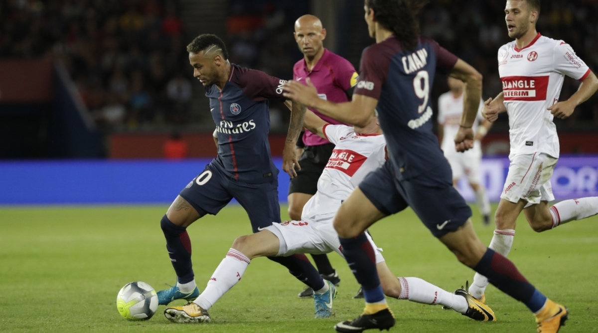 Paris Saint-Germain's Brazilian forward Neymar (L) runs with the ball  during the French L1 football match Paris Saint-Germain (PSG) vs Toulouse FC (TFC) at the Parc des Princes stadium in Paris on August 20, 2017. / AFP PHOTO / Thomas SAMSON - AFP