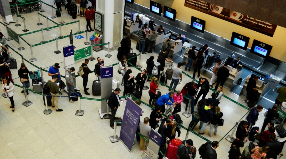 21/08/2017 - AGÊNCIA DE NOTîCIA - PARCEIRO  - Movimentação no Aeroporto Santos Dumont, na região central do Rio, nesta segunda-feira (21), dia chuvoso e de temperaturas baixas na cidade; alguns voos foram cancelados - Paulo Carneiro/Parceiro/Agência O Dia