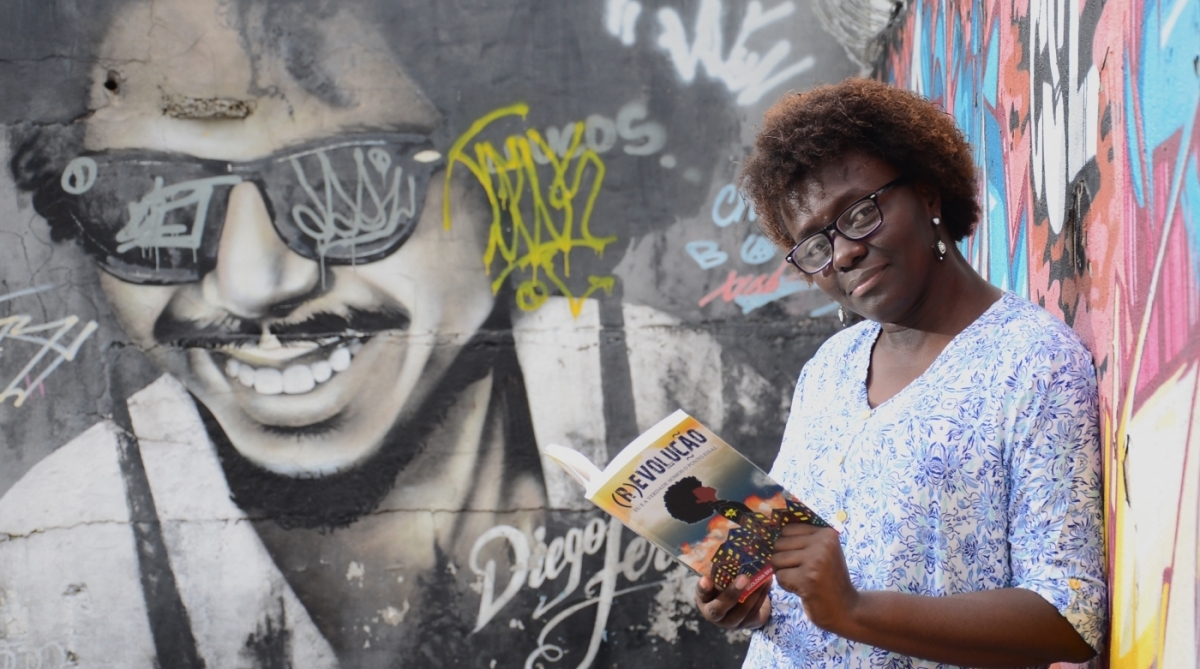 Escritora Baixada. Lu Ain Zaila, autora da aventura distópica (In)Verdades, primeiro volume da duologia Brasil 2408.