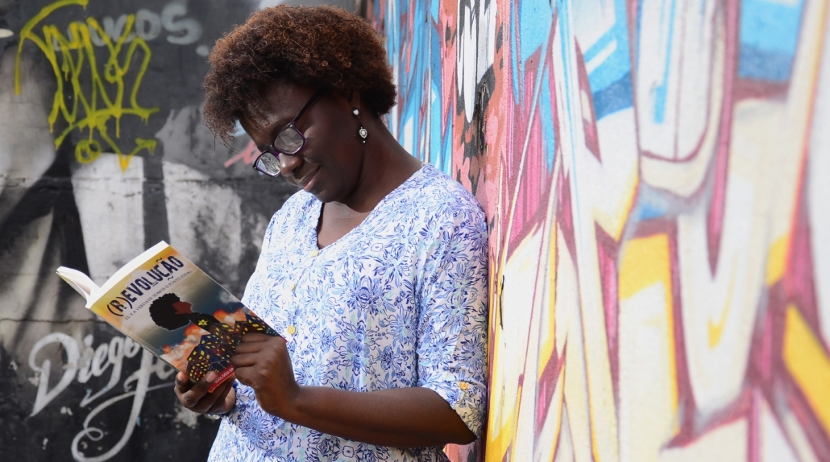 Escritora Baixada. Lu Ain Zaila, autora da aventura distópica (In)Verdades, primeiro volume da duologia Brasil 2408.