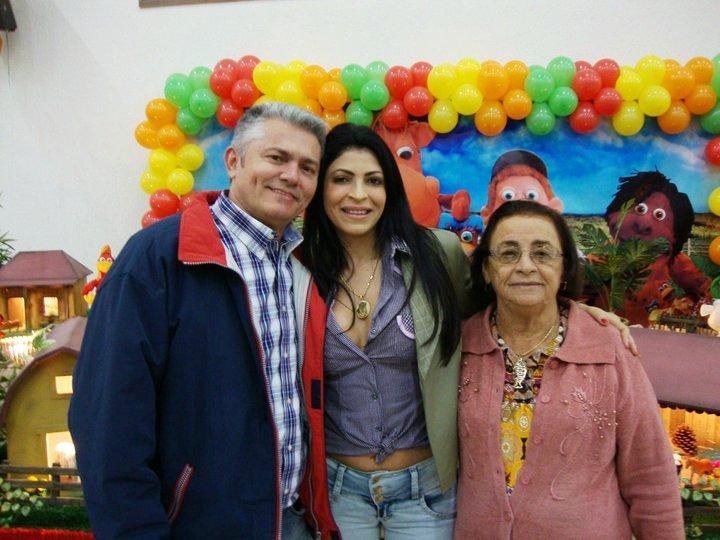 Sylvia Design entre o marido e a mãe dela