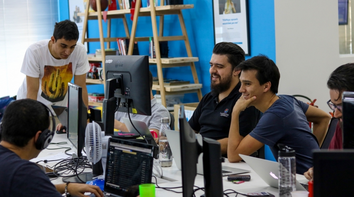 De blusa azul, Eduardo L-Hotellier é o fundador e CEO da GetNinjas